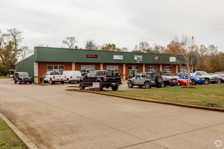 2509 Cayer Ln, Columbia, TN à vendre - Photo principale – Image 1 sur 14