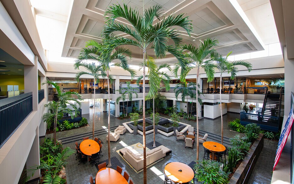 560 Carillon Pky, Saint Petersburg, FL à louer - Photo de l’immeuble – Image 3 sur 9