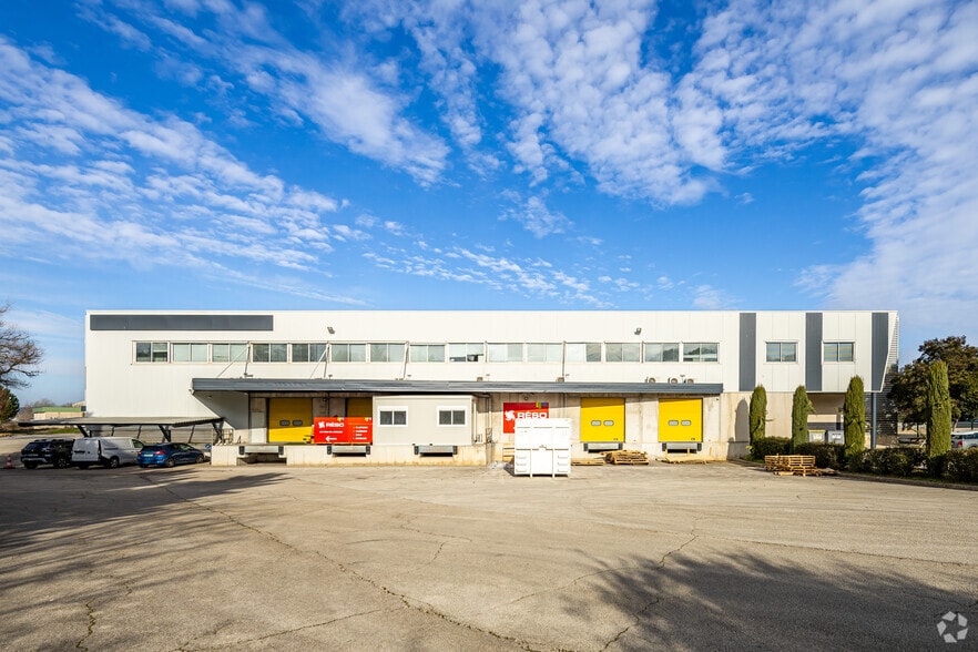 900 Rue Andre Ampere, Aix-en-Provence à louer - Photo de l’immeuble – Image 2 sur 3