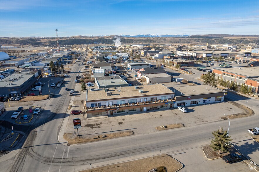 113 Railway St W, Cochrane, AB à vendre - Aérien – Image 2 sur 7