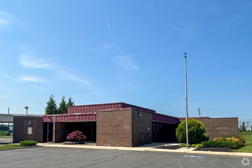 304 Princeton Hightstown Rd, East Windsor, NJ à louer - Photo principale – Image 1 sur 9