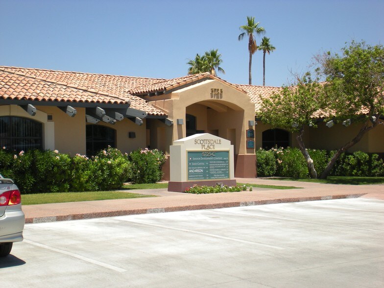 5725 N Scottsdale, Scottsdale, AZ à louer - Photo de l’immeuble – Image 2 sur 10
