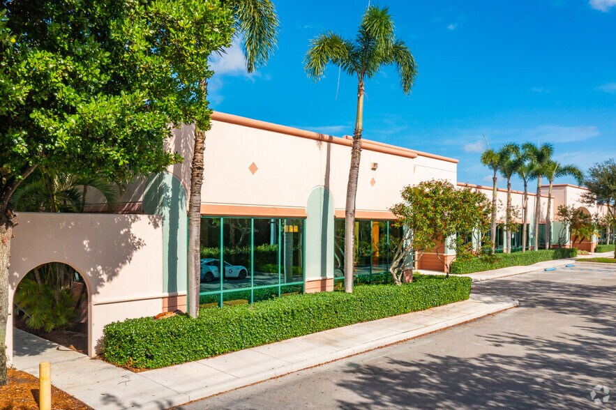 2906-2990 Executive Way, Miramar, FL à louer - Photo de l’immeuble – Image 2 sur 6