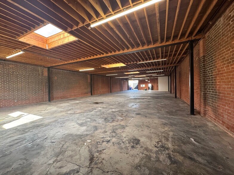 9515 California Ave, South Gate, CA à louer - Photo de l’immeuble – Image 3 sur 15