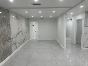 8111-8113 NW 54th St, Miami, FL à louer Photo intérieure– Image 2 sur 44