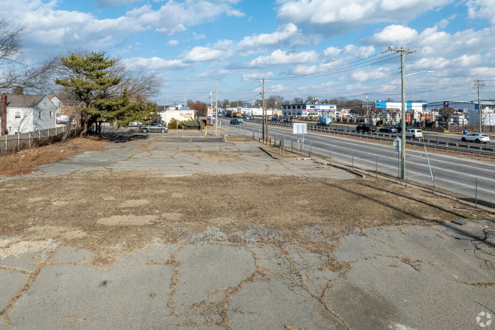 240 E Sunrise Hwy, Lindenhurst, NY à louer Photo principale– Image 1 sur 6