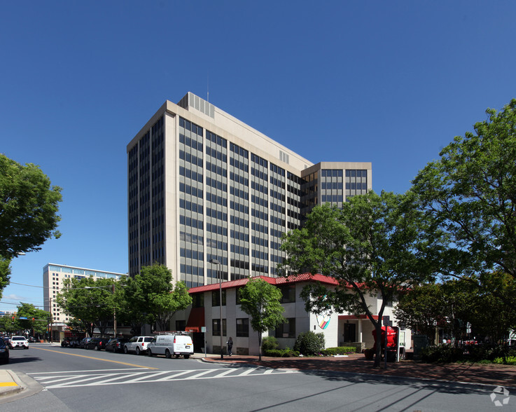 7910 Woodmont Ave, Bethesda, MD à louer - Photo de l’immeuble – Image 1 sur 7