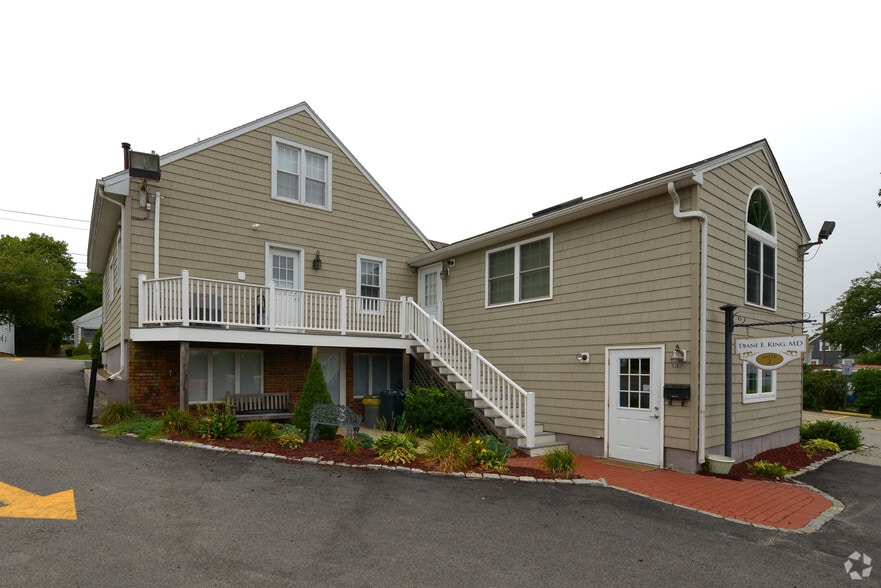 464 Maple Ave, Barrington, RI à louer - Photo principale – Image 1 sur 2