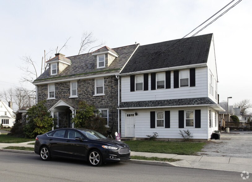 812 Darby Rd, Havertown, PA à louer - Photo de l’immeuble – Image 2 sur 17