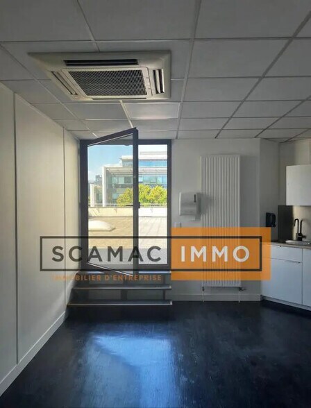 Local commercial dans Saint-Denis à louer - Photo de l’immeuble – Image 3 sur 7