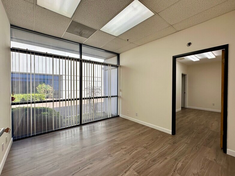 750 E Debra Ln, Anaheim, CA à louer - Photo de l’immeuble – Image 3 sur 8
