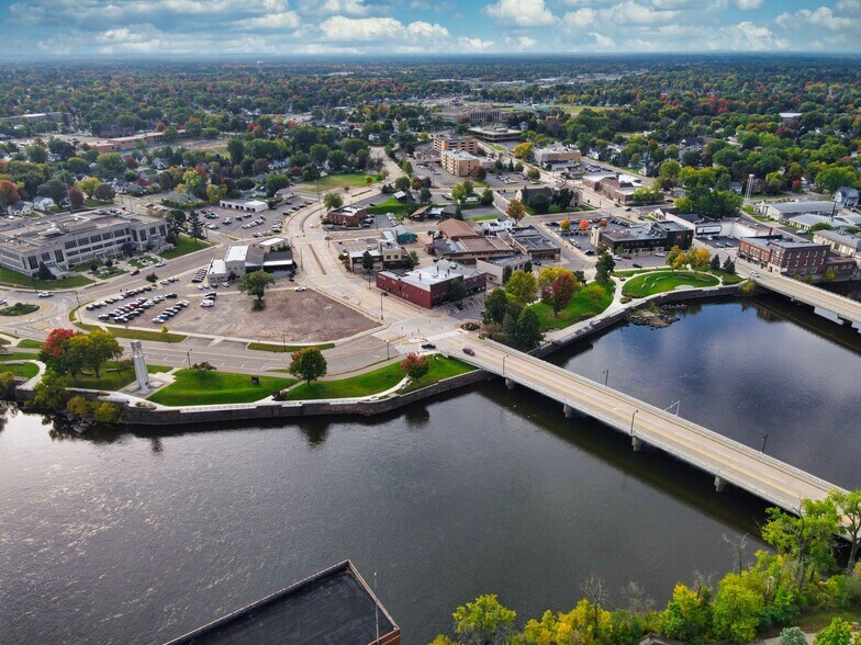 180 1st St N, Wisconsin Rapids, WI à vendre - Photo de l’immeuble – Image 1 sur 33