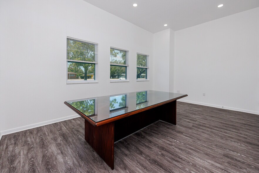 2123 NE Coachman Rd, Clearwater, FL à louer - Photo intérieure – Image 3 sur 13