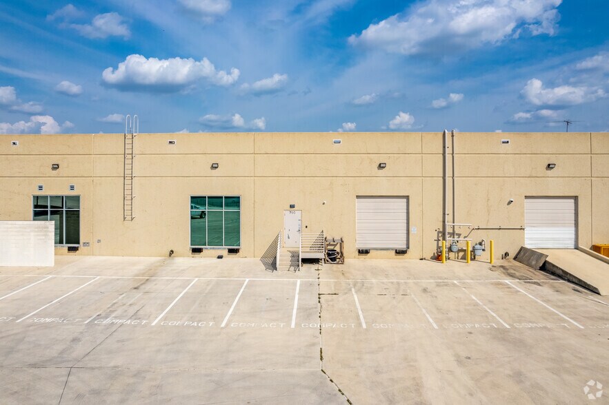 1077 Central Pky S, San Antonio, TX à louer - Photo de l’immeuble – Image 3 sur 8