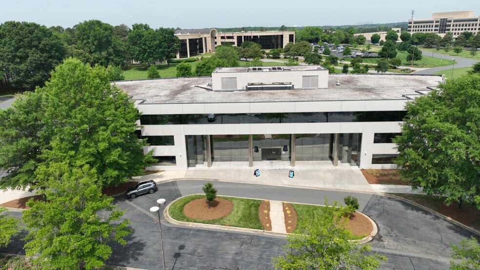 9401 Arrowpoint Blvd, Charlotte, NC à louer - Photo de l’immeuble – Image 2 sur 12