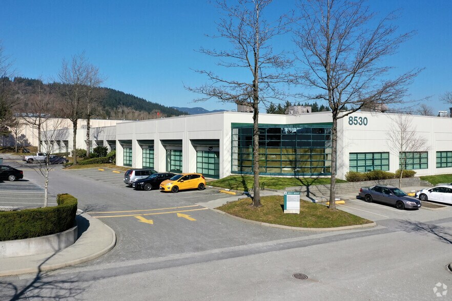 8541 Commerce Crt, Burnaby, BC à louer - Photo de l’immeuble – Image 2 sur 7