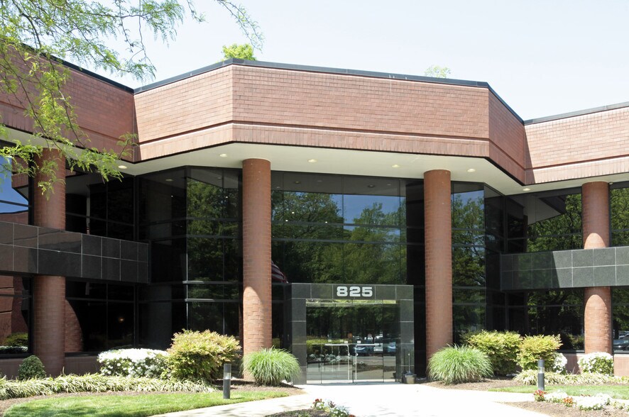 825 Diligence Dr, Newport News, VA à louer - Photo de l’immeuble – Image 2 sur 9