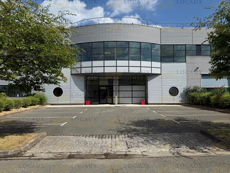 Local d’activités dans Élancourt à louer - Photo principale – Image 1 sur 3