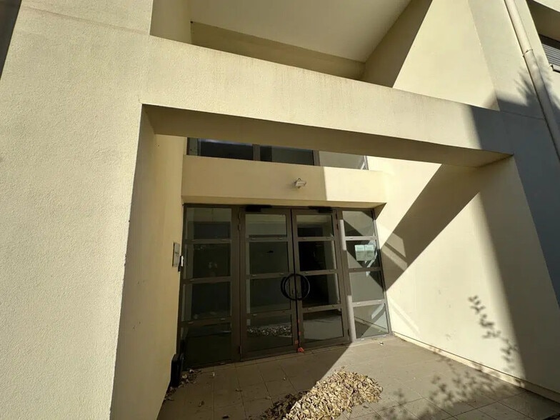 Local commercial dans Le Muy à louer - Photo de l’immeuble – Image 2 sur 25