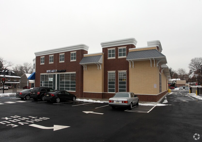 237 E Lancaster Ave, Wayne, PA à louer - Photo de l’immeuble – Image 2 sur 5