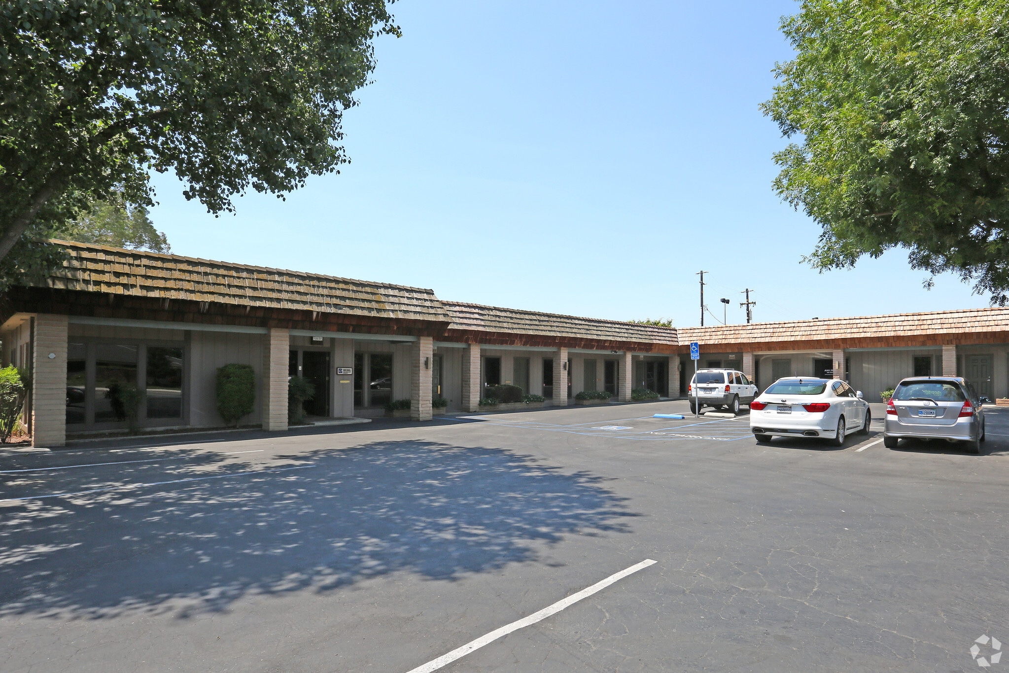 3745 W Caldwell Ave, Visalia, CA à louer Photo principale– Image 1 sur 6