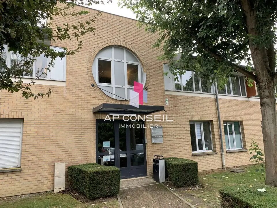 Bureau dans Voisins-le-Bretonneux à louer Photo de l’immeuble– Image 1 sur 7