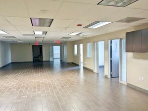 7925 NW 12th St, Doral, FL à louer Photo intérieure– Image 1 sur 5