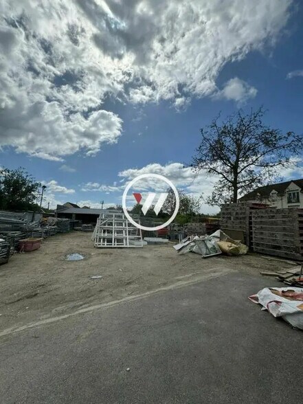 Local d’activités dans Persan à louer - Photo de l’immeuble – Image 2 sur 11