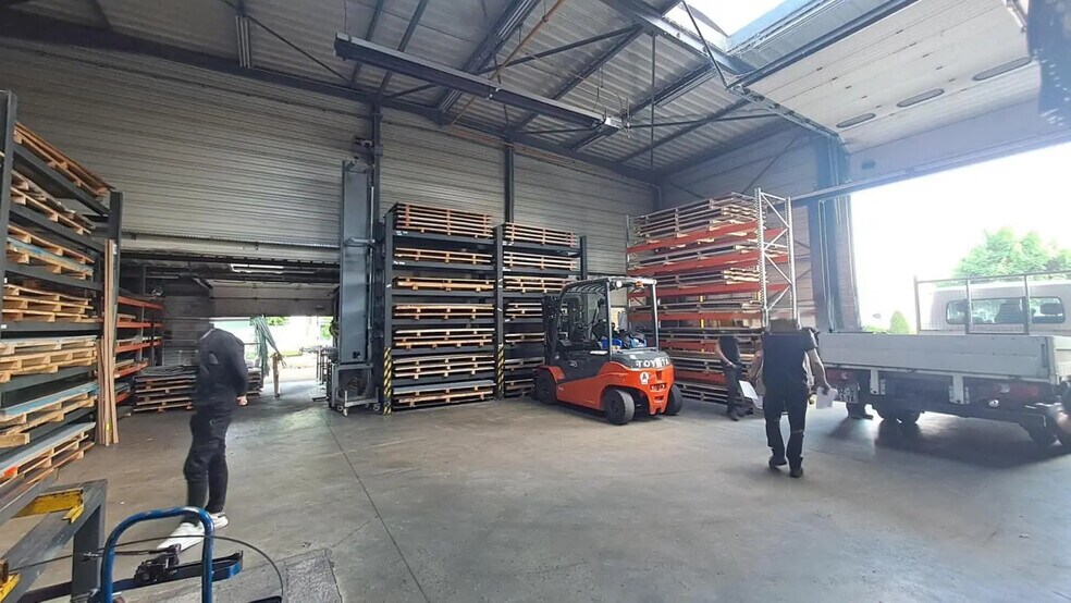 Local d’activités dans Dagneux à louer - Photo de l’immeuble – Image 2 sur 5