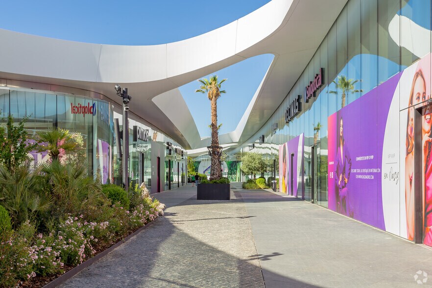 Avenida Premios Nobel, Torrejón de Ardoz, Madrid à louer - Photo de l’immeuble – Image 3 sur 8