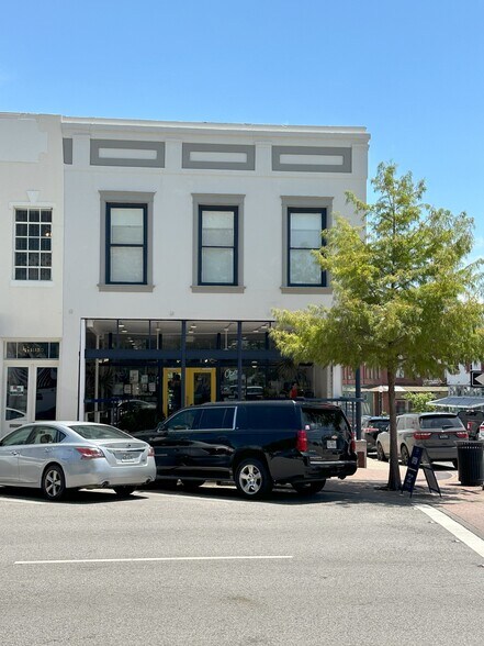 100-102 E Alamo St, Brenham, TX à louer - Photo de l’immeuble – Image 2 sur 11