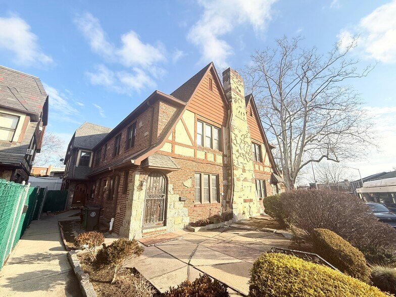 190-17 Crocheron Ave, Flushing, NY à vendre - Photo de l’immeuble – Image 1 sur 17