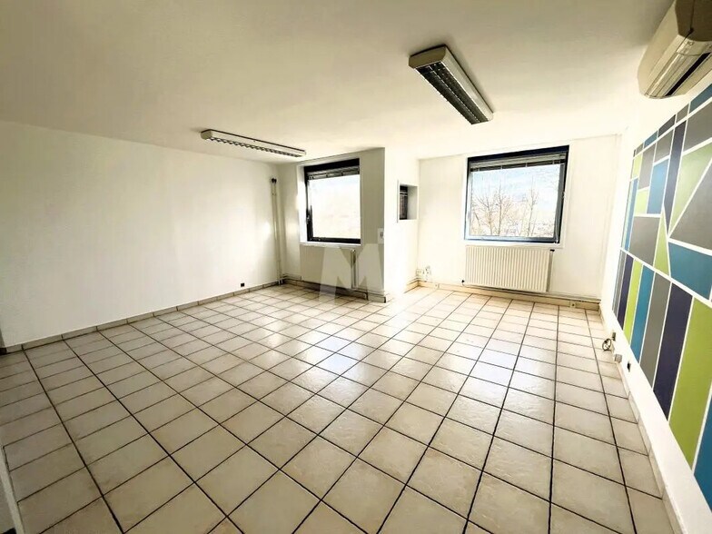 Bureau dans Évry-Courcouronnes à vendre - Photo de l’immeuble – Image 3 sur 8