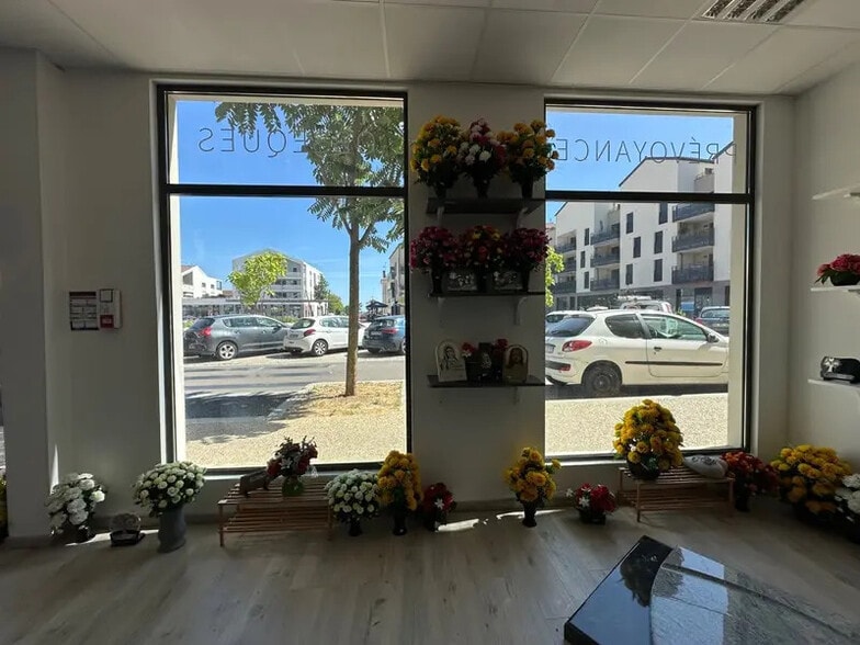 Local commercial dans Saint-Laurent-de-Mure à louer - Photo de l’immeuble – Image 3 sur 5