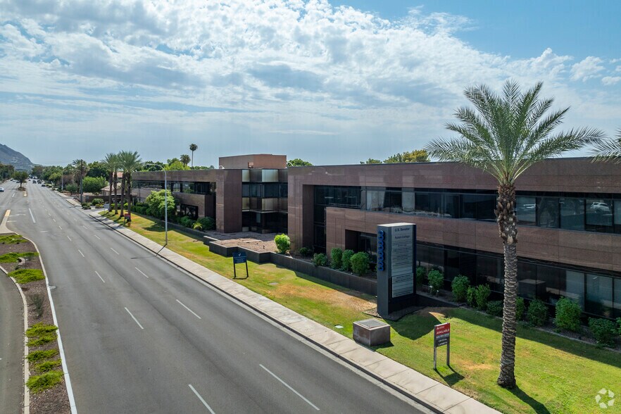 3333 E Camelback Rd, Phoenix, AZ à louer - Photo de l’immeuble – Image 3 sur 6