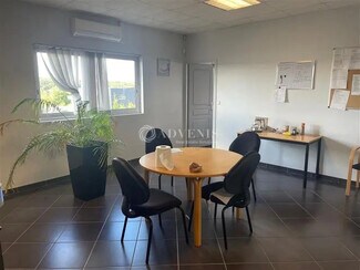 Plus de détails pour Local d'activités à louer