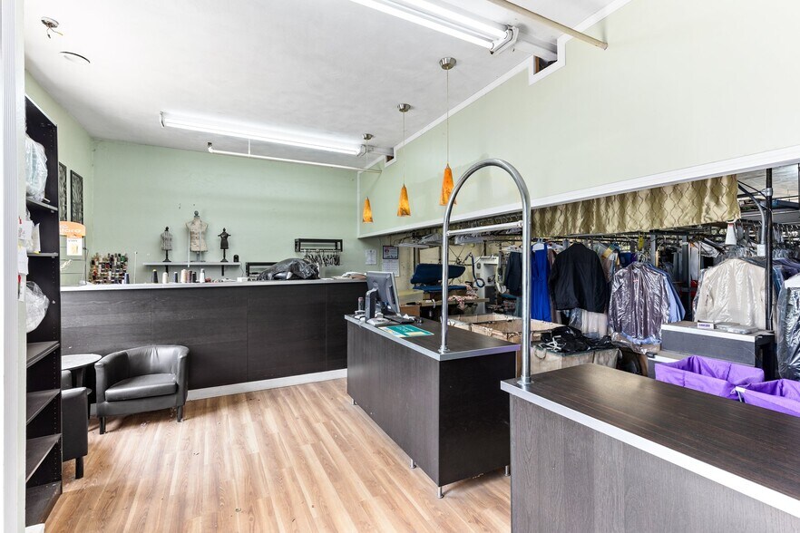 655 Saw Mill Brook Pky, Newton, MA à vendre - Photo de l’immeuble – Image 3 sur 8