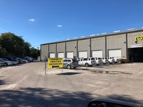 5226 E Hillsborough Ave, Tampa, FL à louer Photo de l’immeuble– Image 1 sur 2