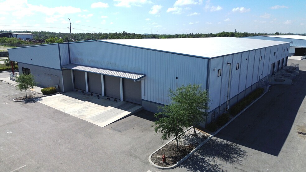3641 Ironbridge Blvd, Fort Myers, FL à louer - Photo de l’immeuble – Image 2 sur 6