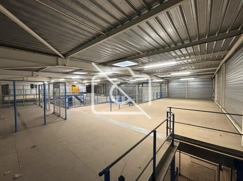 Local d’activités dans Coignières à louer - Photo de l’immeuble – Image 2 sur 16