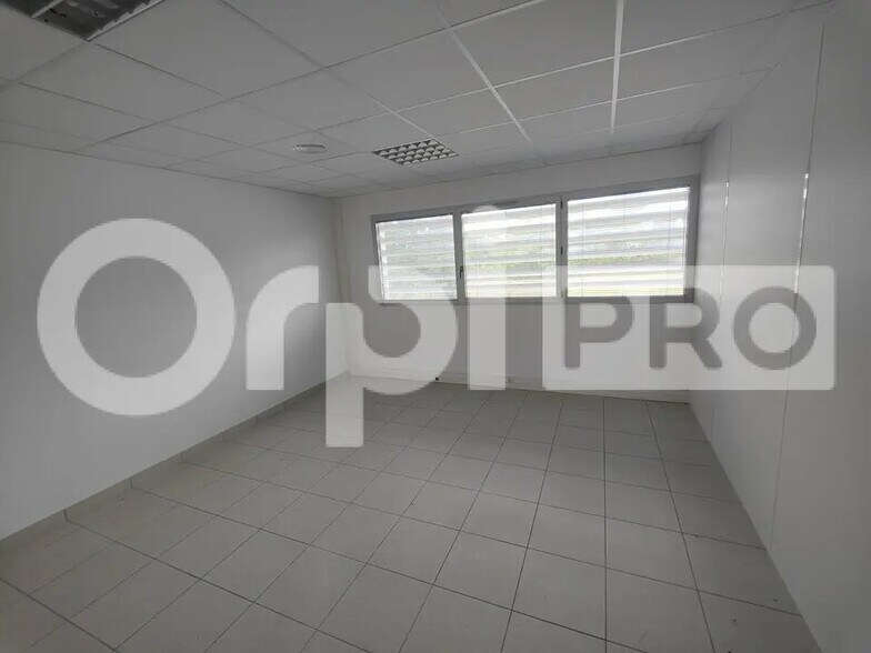 Bureau dans Grigny à louer - Photo de l’immeuble – Image 3 sur 5