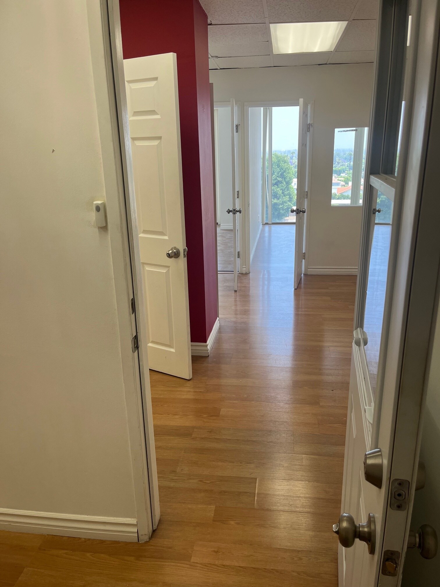 15720 Ventura Blvd, Encino, CA à louer Photo de l’immeuble– Image 1 sur 1