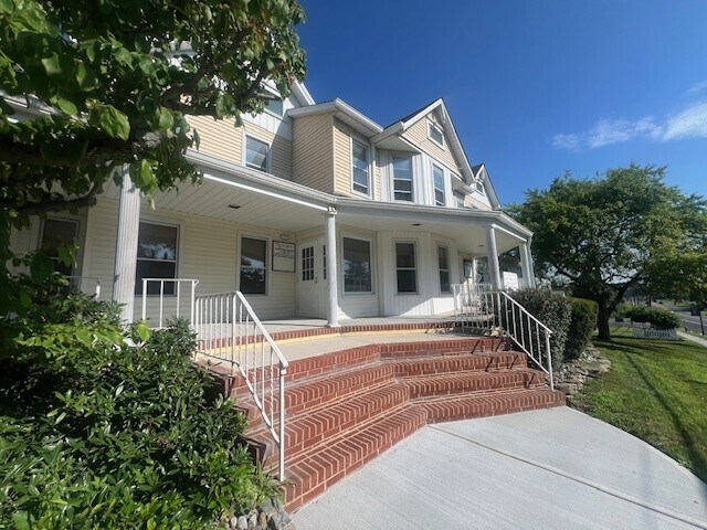 33 N Main St, Marlboro, NJ à louer - Photo de l’immeuble – Image 1 sur 7