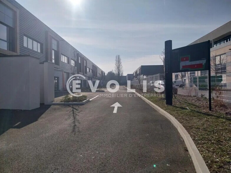 Bureau dans Saint-Quentin-Fallavier à louer - Photo de l’immeuble – Image 2 sur 4