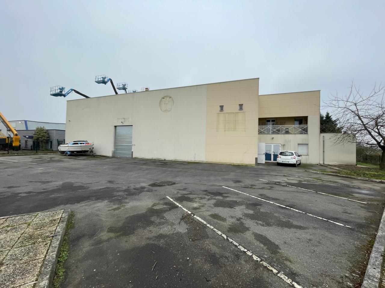 Local d'activités dans Méry-sur-Oise à vendre Photo de l’immeuble– Image 1 sur 11