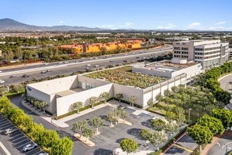 3 Glen Bell Way, Irvine, CA à louer Aérien– Image 2 sur 15