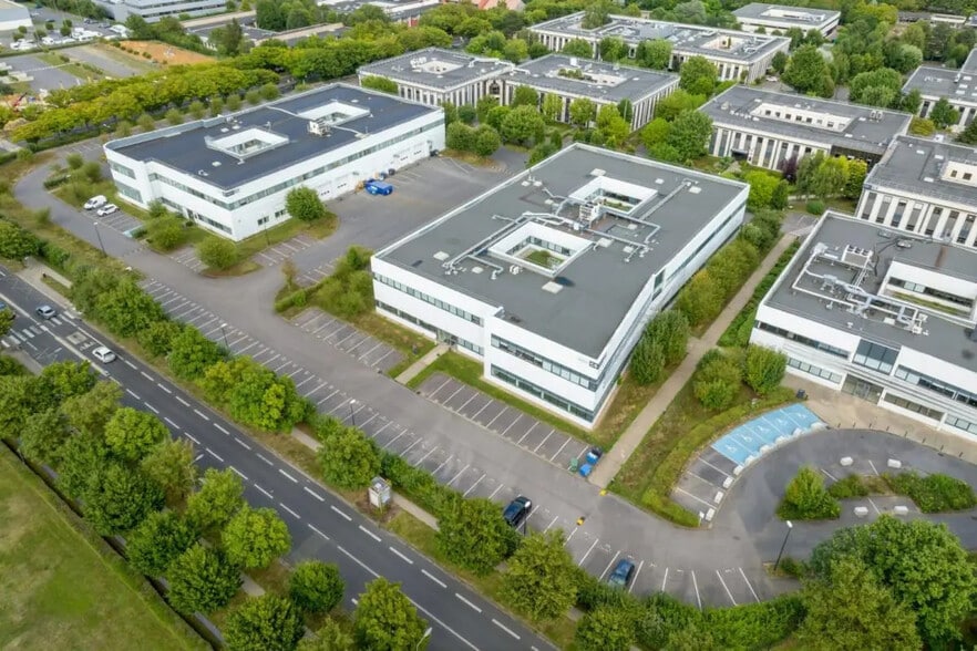 Local d’activités dans Cergy à louer - Photo de l’immeuble – Image 1 sur 50