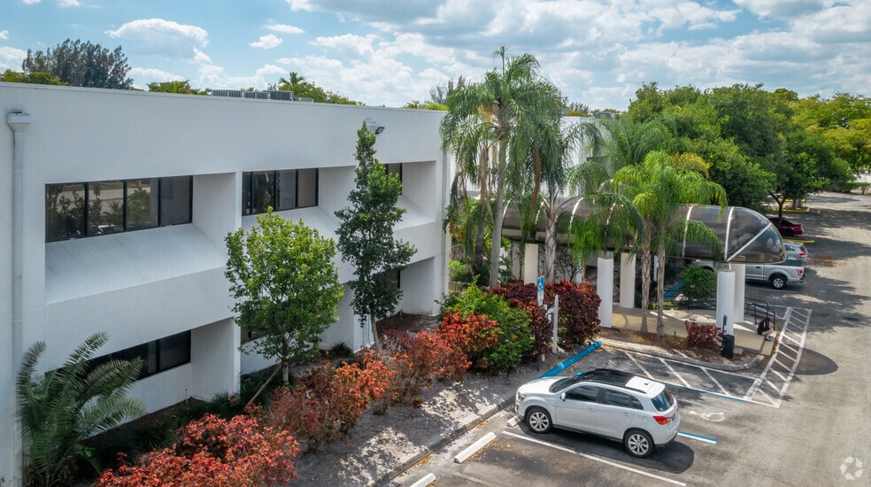 4300 N University Dr, Lauderhill, FL à louer - Photo principale – Image 1 sur 13