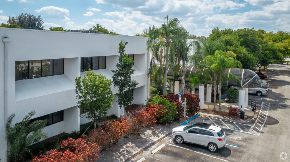 4300 N university Dr, Lauderhill, FL à louer - Photo de l’immeuble – Image 2 sur 8