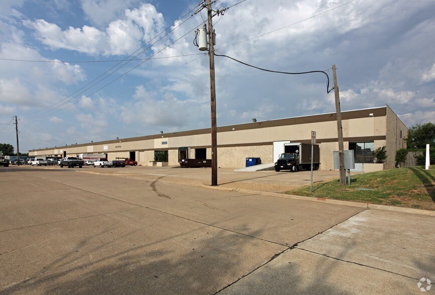 1225 Capital Dr, Carrollton, TX à louer - Photo de l’immeuble – Image 2 sur 3